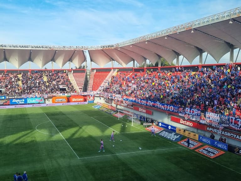 Hinchas de la U de Chile generan incidentes en Chillán al pasar a zona exclusiva para fanáticos de Ñublense