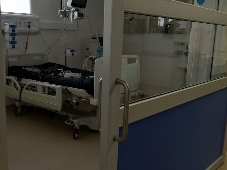 Una disminución de casos positivos por Covid-19, se registra en las salas UCI del hospital regional de Iquique.En la imagen, una cama desocupada. 
FOTO: CRISTIAN VIVERO BOORNES/AGENCIAUNO