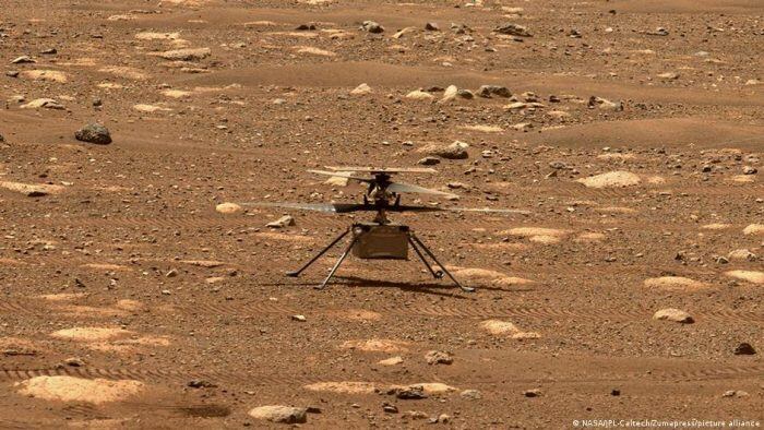 El helicóptero Ingenuity sobrevolando Marte. Foto: NASA