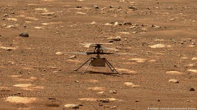 El helicóptero Ingenuity sobrevolando Marte. Foto: NASA
