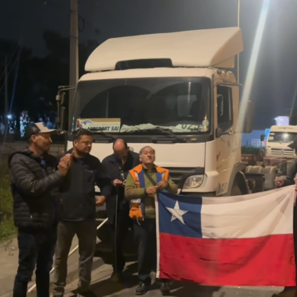 “Ningún camión entra ni sale”: camioneros de San Antonio inician paro y bloquean depósitos por alza de combustibles
