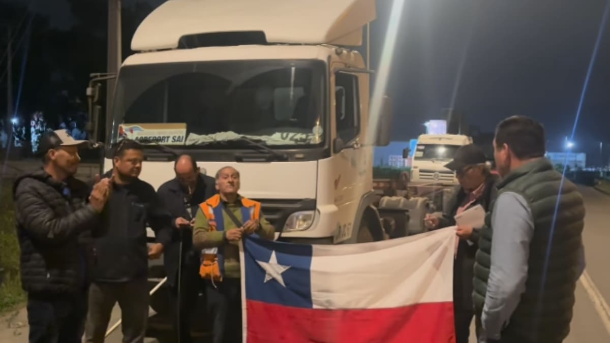 “Ningún camión entra ni sale”: camioneros de San Antonio inician paro y bloquean depósitos por alza de combustibles