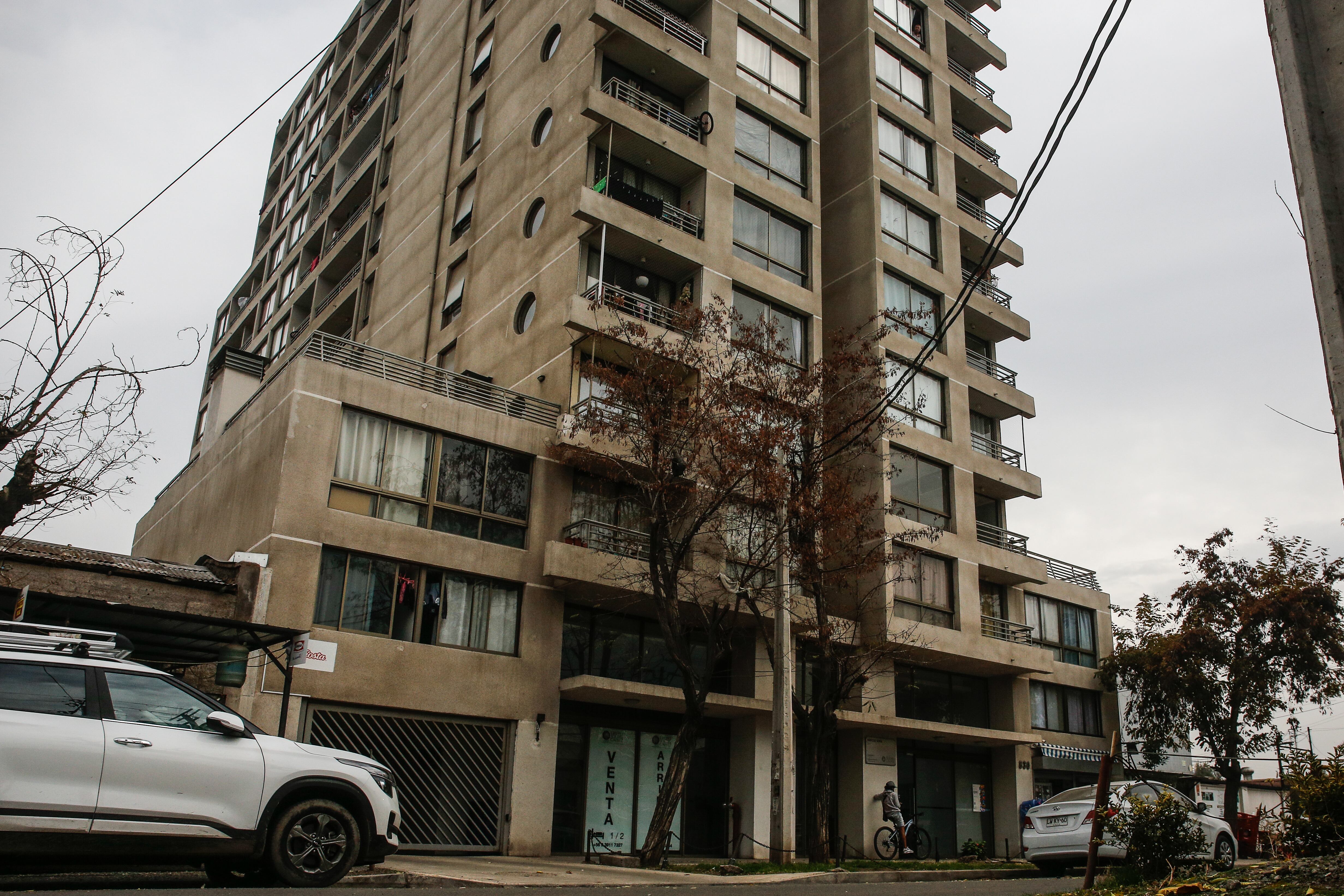 4 DE JUNIO DE 2024 / SANTIAGO Fachada de edificio de donde Niña de 3 años muere al caer de departamento donde era cuidada por amiga de la madre, mujer detenida y se investiga posible guardería informal
FOTO: DIEGO MARTIN /AGENCIAUNO
