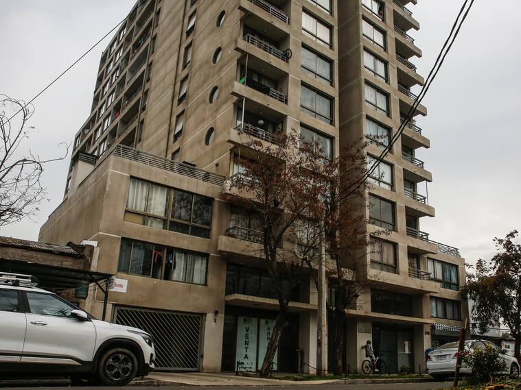 4 DE JUNIO DE 2024 / SANTIAGO Fachada de edificio de donde Niña de 3 años muere al caer de departamento donde era cuidada por amiga de la madre, mujer detenida y se investiga posible guardería informal
FOTO: DIEGO MARTIN /AGENCIAUNO