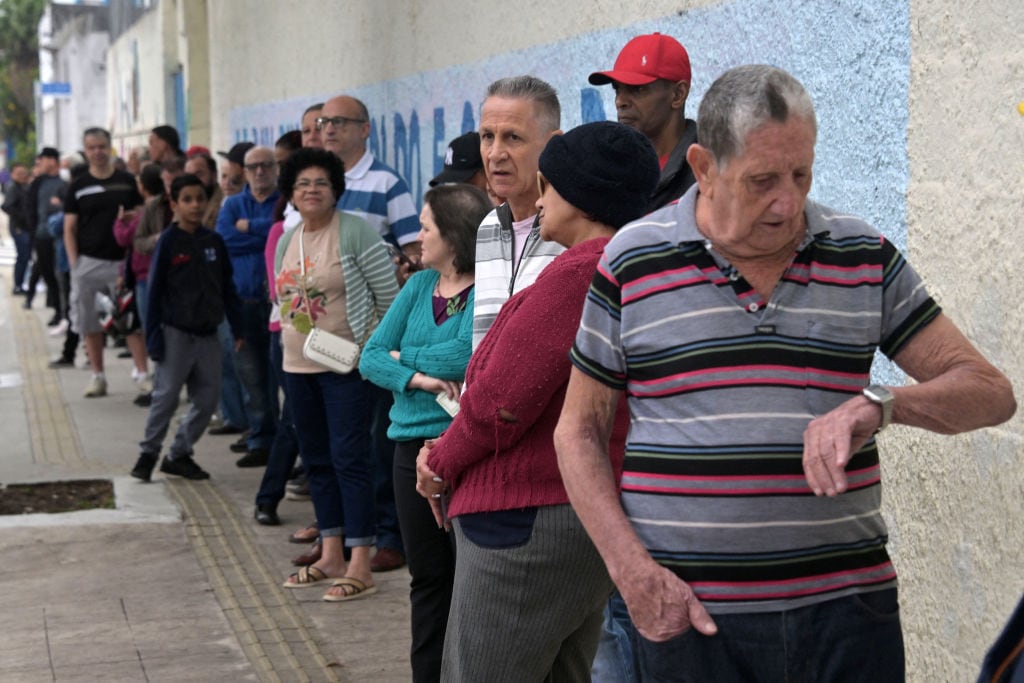 Personas hacen fila para votar en la ciudad de Sao Paulo, en la segunda vuelta de las elecciones municipales en Brasil