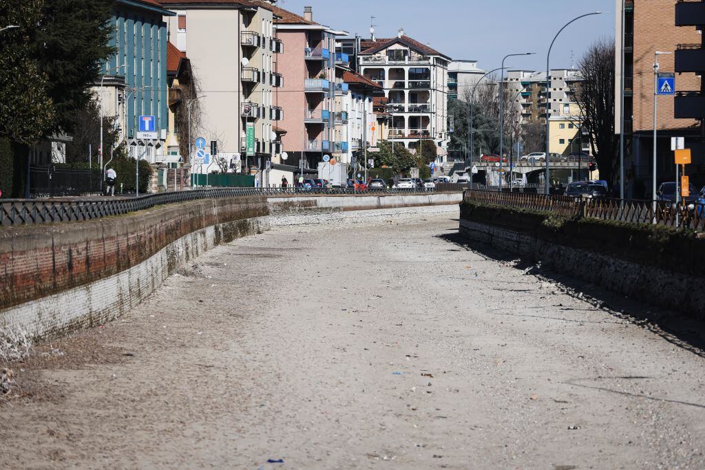 La ciudad de Milán en Italia contempla la sequía de uno de los ríos en el barrio de Navigli.