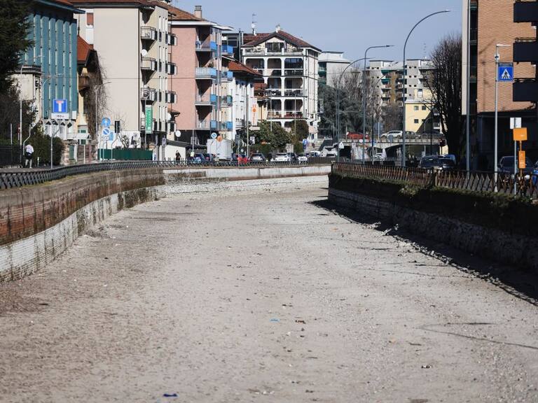 La ciudad de Milán en Italia contempla la sequía de uno de los ríos en el barrio de Navigli.
