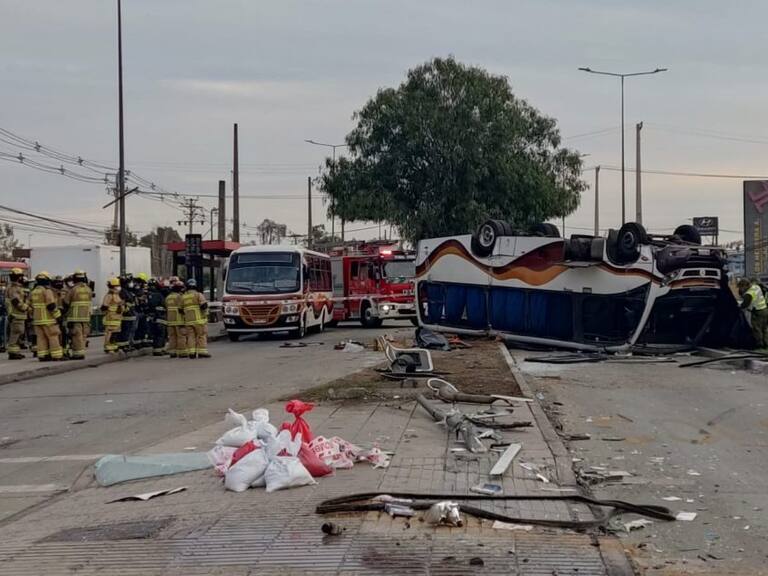Dos muertos y al menos 12 lesionados deja choque entre camión y bus interurbano en Cerrillos