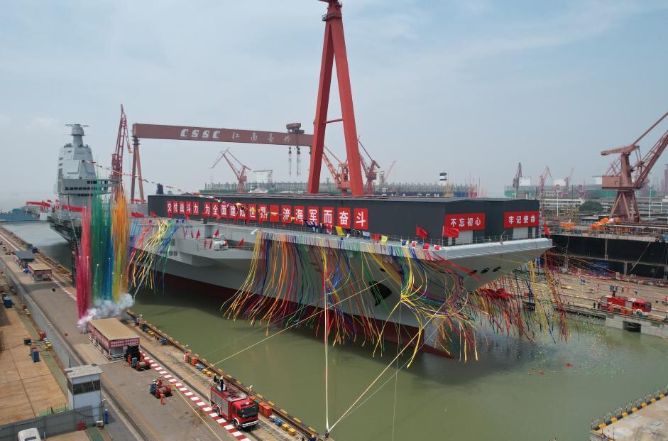 Imagen del lanzamiento del portaaviones Fujian de China en Shanghái