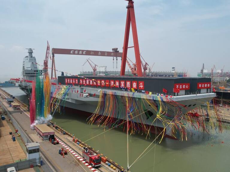 Imagen del lanzamiento del portaaviones Fujian de China en Shanghái