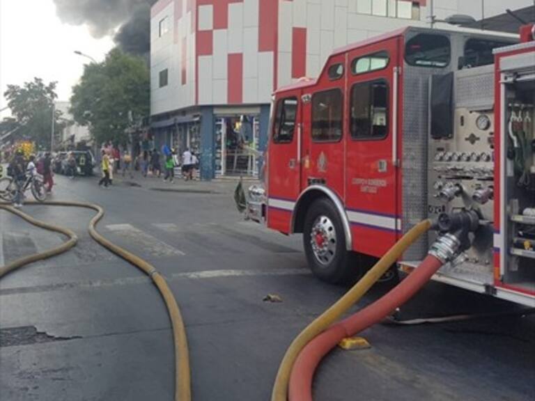Incendio afecta a galería comercial en Barrio Meiggs