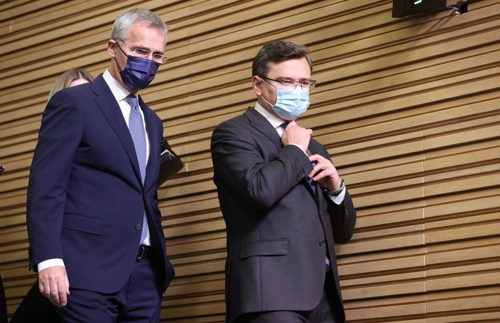 El titular de la OTAN Jens Stoltenberg y el canciller ucraniano Dmitro Kuleba