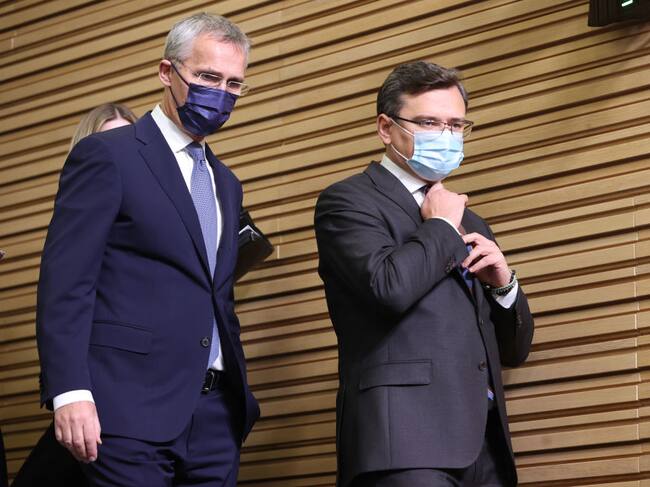 El titular de la OTAN Jens Stoltenberg y el canciller ucraniano Dmitro Kuleba