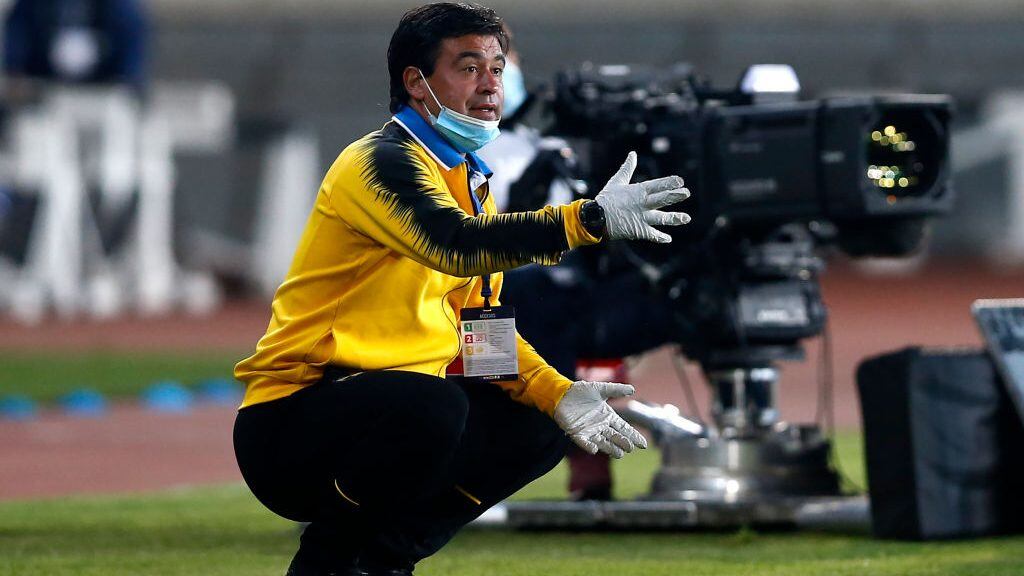 Chile's Coquimbo coach Juan Jose Ribera gives instructions during the closed-door Copa Sudamericana second round football match against Venezuela's Estudiantes de Merida at the Francisco Sanchez Rumoroso Bicentenary Municipal Stadium in Coquimbo, Chile, on October 29, 2020, amid the COVID-19 novel coronavirus pandemic. (Photo by JAVIER TORRES / AFP) (Photo by JAVIER TORRES/AFP via Getty Images)