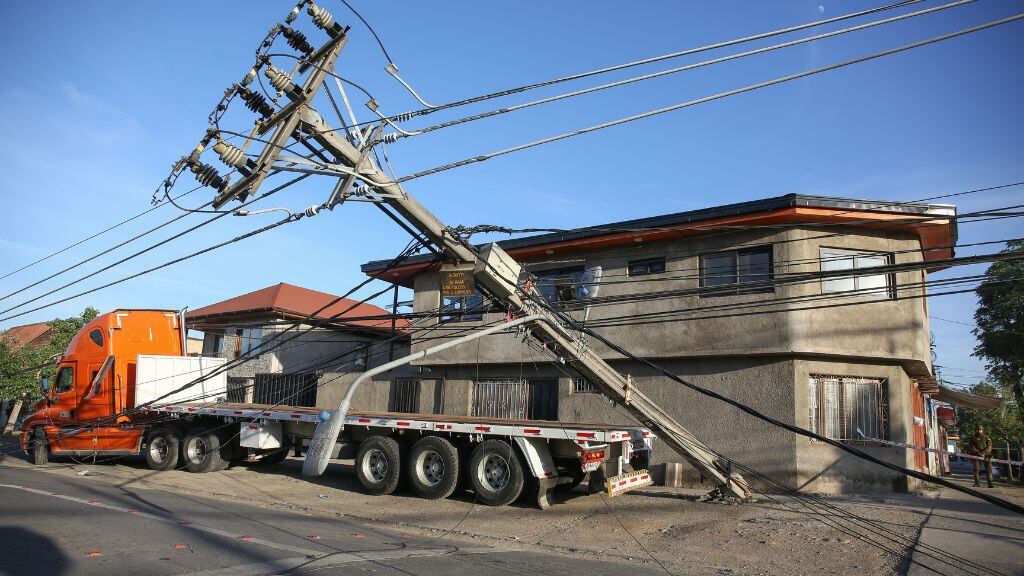 Camión, San Joaquín, Postes, Caída de postes, 1024x576 jpg ok