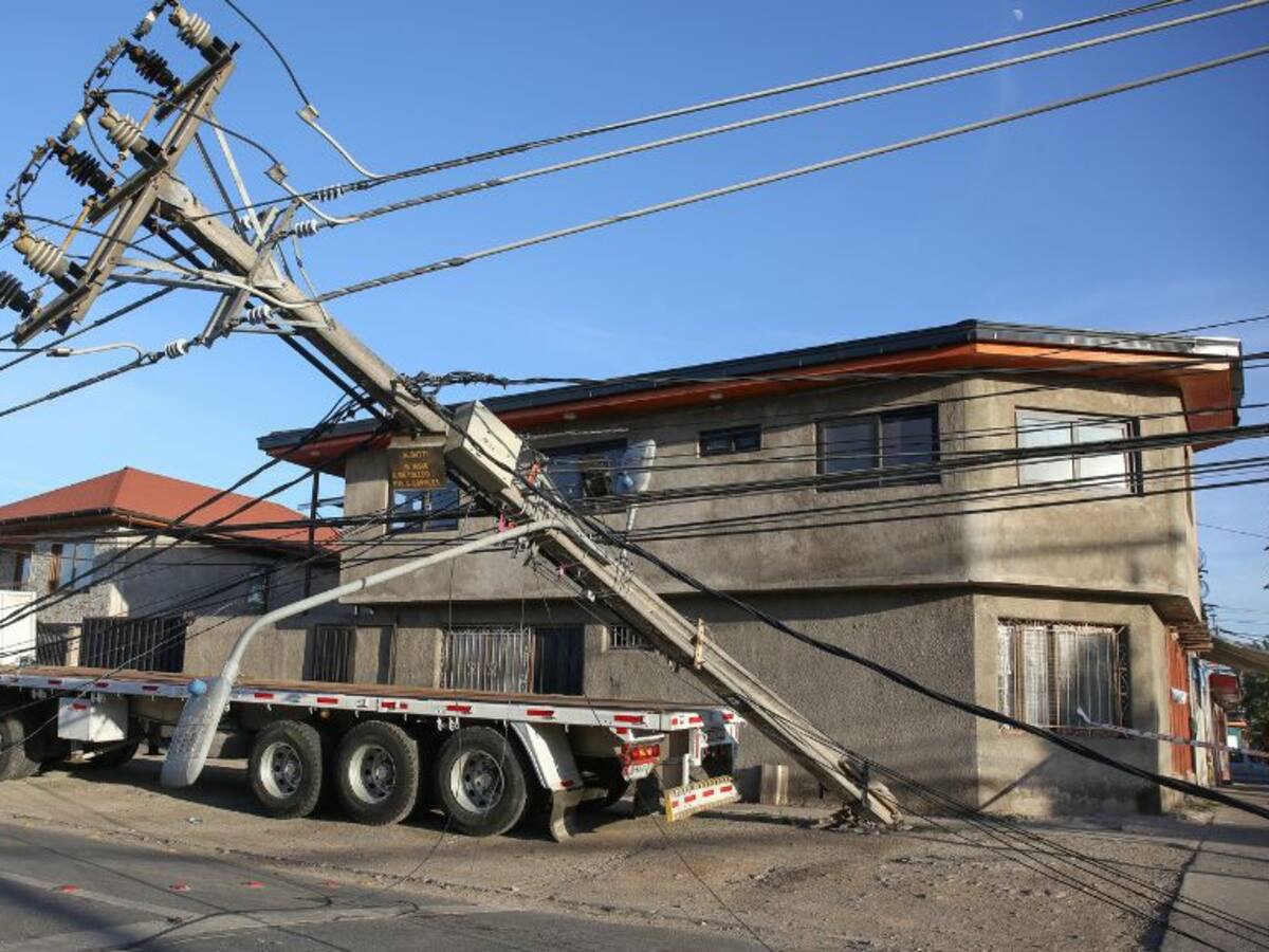 Accidente de tránsito en San Joaquín: choque de camión de gran tonelaje afecta al menos a 10 postes de luz