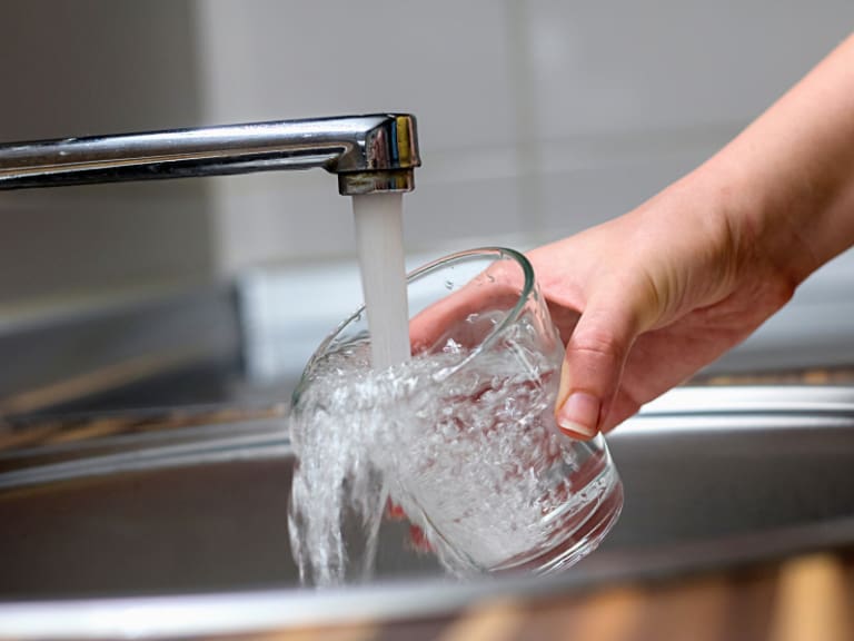 Por hasta 10 horas: Aguas Andinas confirma cortes de agua en Santiago este miércoles 3 de junio en 3 comunas