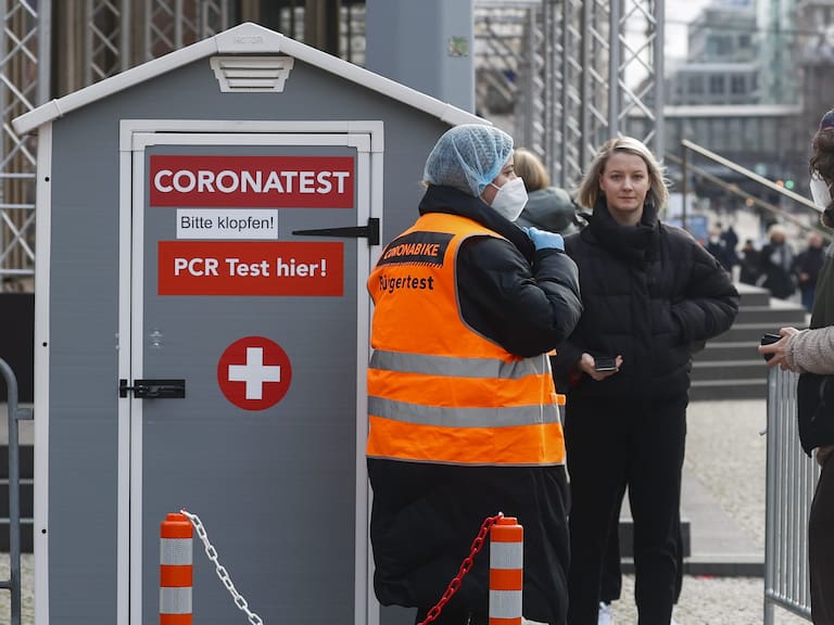 BERLIN, GERMANY - JANUARY 18: People queue to get themselves tested for coronavirus (COVID-19) in front of portable cabins set up in Berlin, Germany on January 18, 2022. In the last 24 hours, the number of patients diagnosed with Covid-19 in Germany climbed by 74.405 to 8 million 74.527. (Photo by Abdulhamid Hosbas/Anadolu Agency via Getty Images)