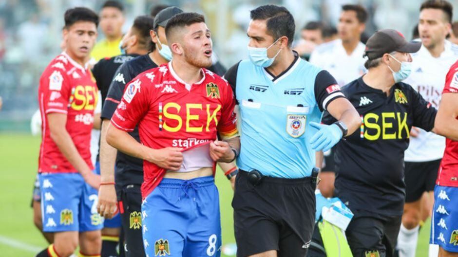 Víctor Méndez, incrédulo por su expulsión ante Colo Colo: "Lo único que hice fue festejar el triunfo"