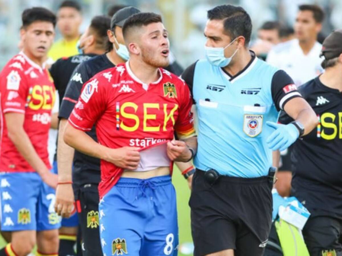 Víctor Méndez, incrédulo por su expulsión ante Colo Colo: «Lo único que hice fue festejar el triunfo»