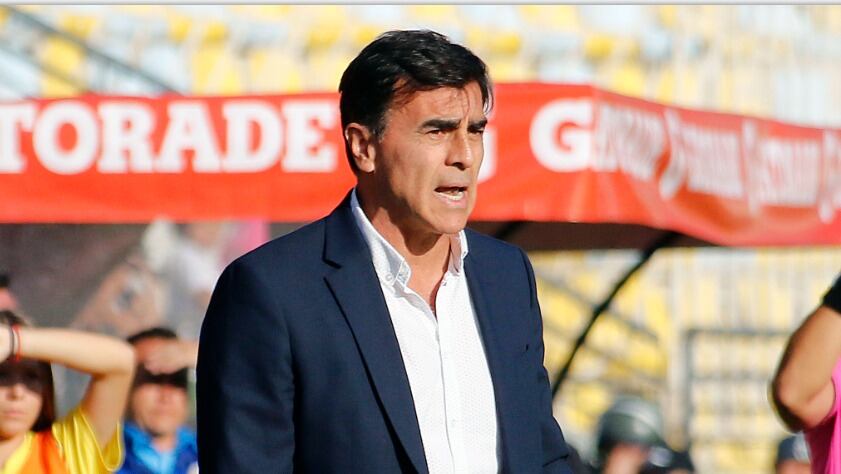 Gustavo Quinteros golpea la mesa por expulsión de Falcón: "Los jugadores que salen por estas cosas corren riesgo de no volver a jugar pronto"