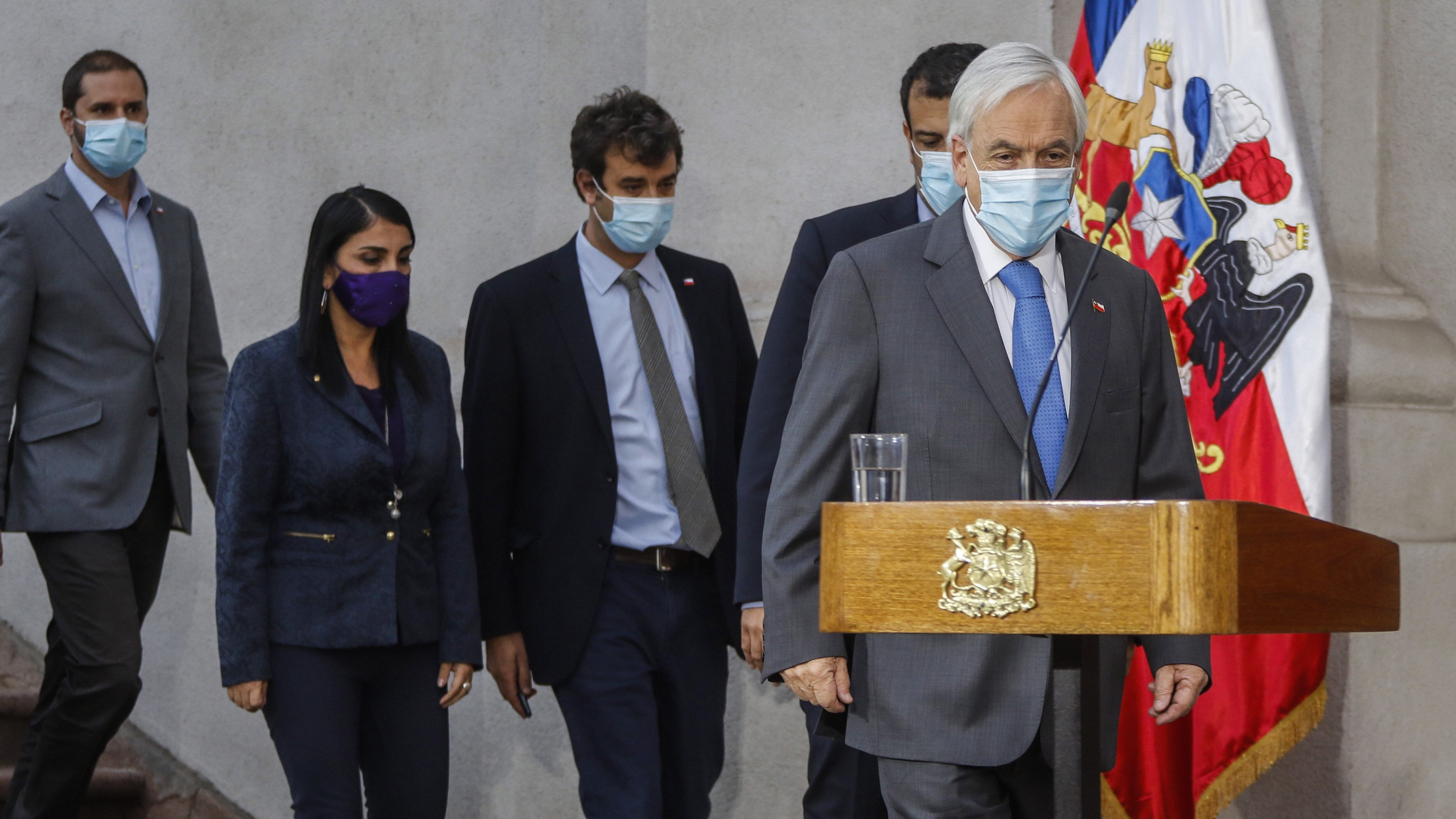 27 de abril del 2021/SANTIAGOEl Presidente de La Republica, Sebastián Piñera, baja las escaleras junto a, Rodrigo Cerda, ministro de Hacienda, Rodrigo Delgado, ministro del Interior y Seguridad Publica, Juan Jose Ossa, ministro Secretario General de la Presidencia, Karla Rubilar, ministra de Desarrollo Social, Jaime Bellolio, ministro Secretaria General de Gobierno, para realizar un punto de prensa tras decisión del Tribunal Constitucional.
FOTO: SEBASTIAN BELTRAN GAETE/AGENCIAUNO