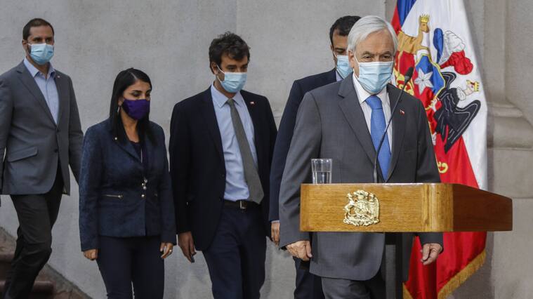 27 de abril del 2021/SANTIAGOEl Presidente de La Republica, Sebastián Piñera, baja las escaleras junto a, Rodrigo Cerda, ministro de Hacienda, Rodrigo Delgado, ministro del Interior y Seguridad Publica, Juan Jose Ossa, ministro Secretario General de la Presidencia, Karla Rubilar, ministra de Desarrollo Social, Jaime Bellolio, ministro Secretaria General de Gobierno, para realizar un punto de prensa tras decisión del Tribunal Constitucional.
FOTO: SEBASTIAN BELTRAN GAETE/AGENCIAUNO