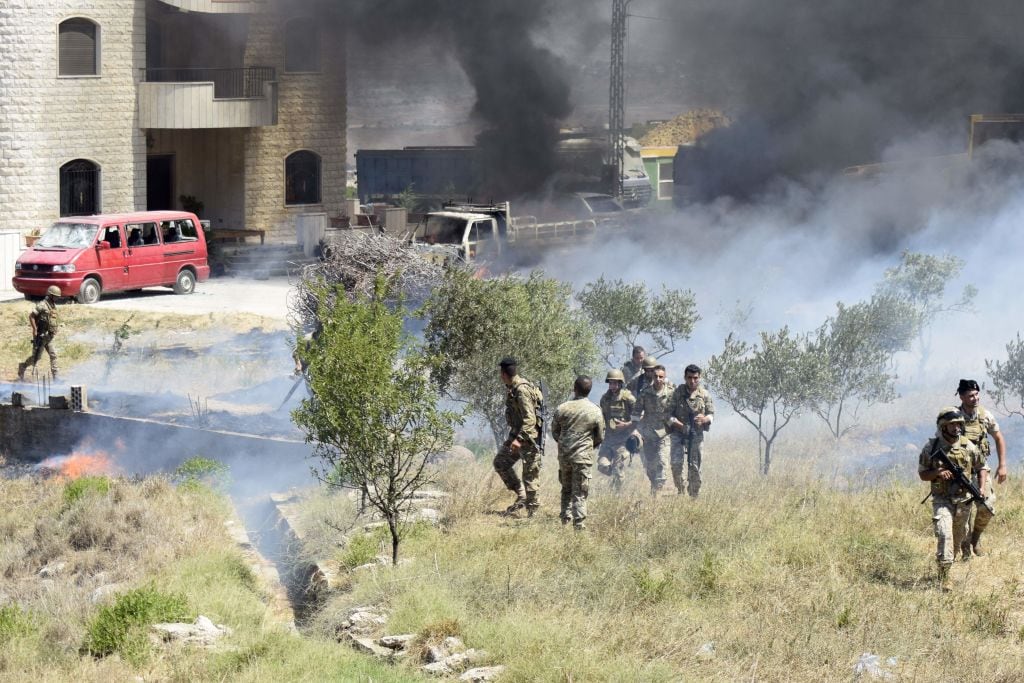 Militares trabajan en la evacuación de personas tras explosión en Akkar