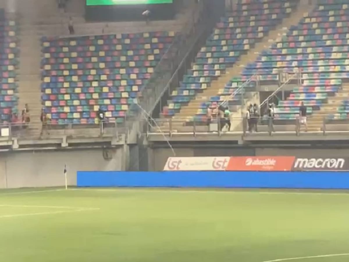 Hinchas de Audax y Unión se enfrascaron en una trifulca y causaron disturbios antes del comienzo del partido en La Florida