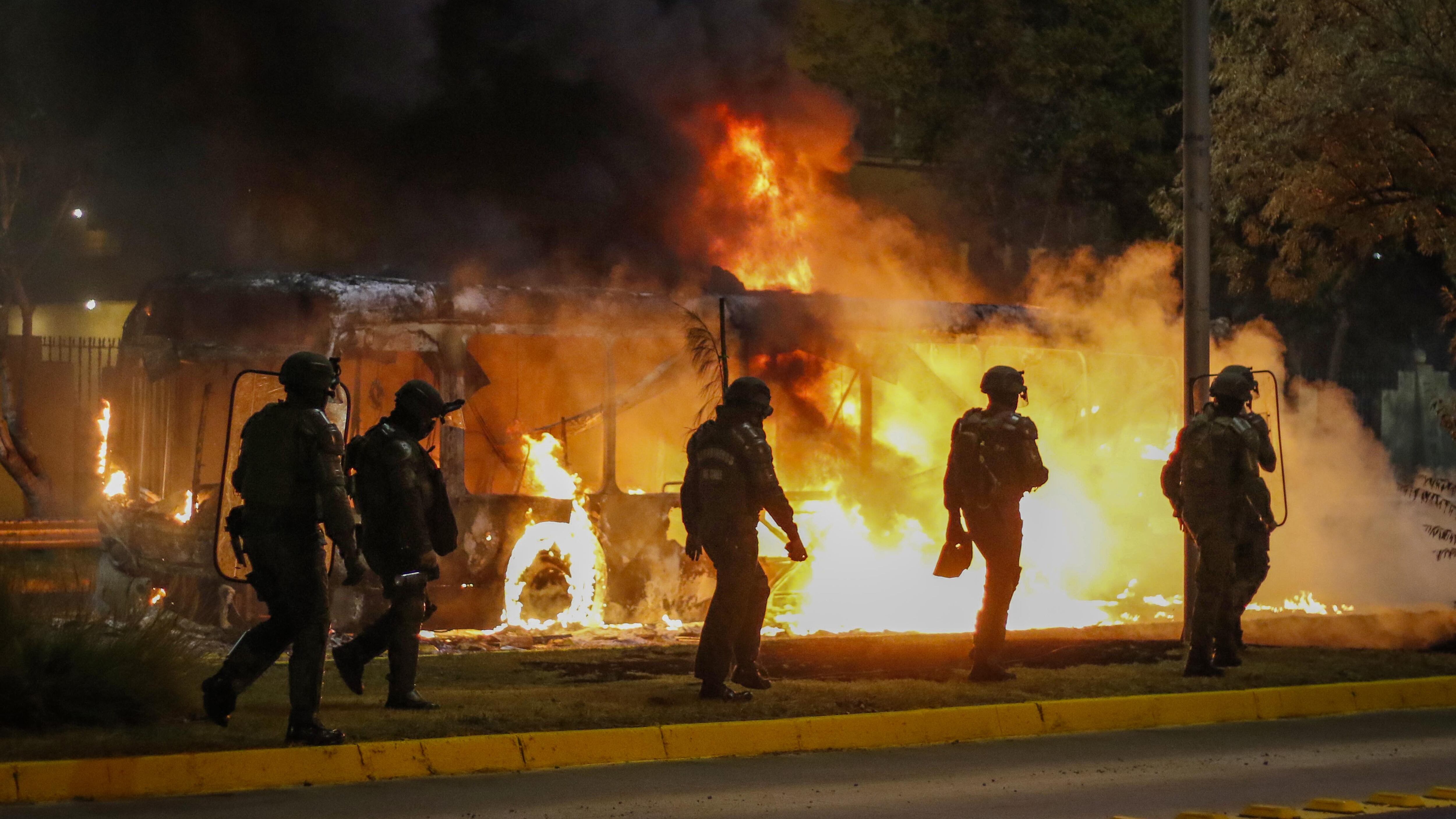 29 de marzo del 2021/SANTIAGOBus se incendia en Av. Gracia, con Obispo Orrego, en la comuna de Ñuñoa, en el marco de una nueva jornada de la conmemoración del día del Joven Combatiente.
FOTO: SEBASTIAN BELTRAN GAETE/AGENCIAUNO