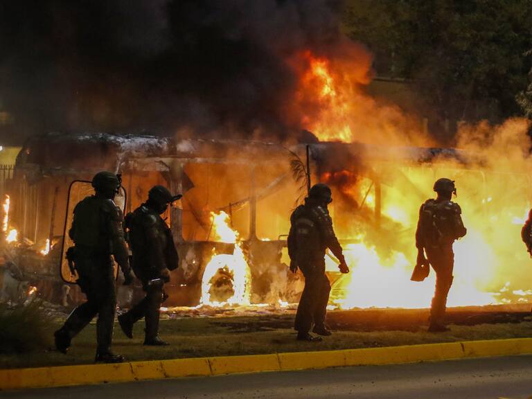29 de marzo del 2021/SANTIAGOBus se incendia en Av. Gracia, con Obispo Orrego, en la comuna de Ñuñoa, en el marco de una nueva jornada de la conmemoración del día del Joven Combatiente.
FOTO: SEBASTIAN BELTRAN GAETE/AGENCIAUNO