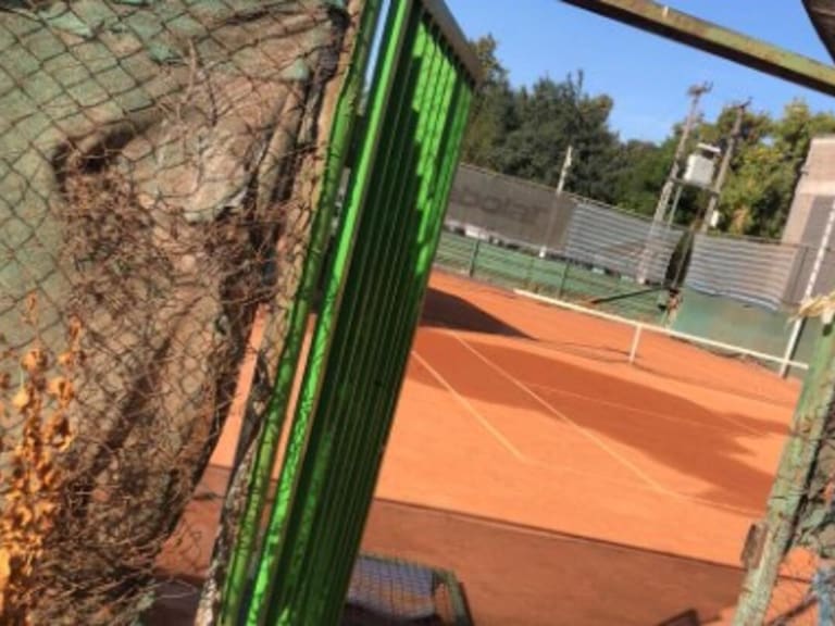 Invadidos, saqueados y con protestas vecinales: El drama de históricos clubes de tenis del país