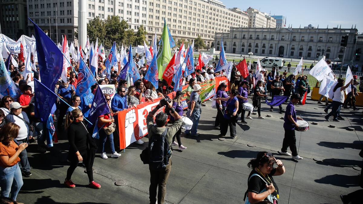 Exigiendo “sueldo vital” de $725 mil y el fin a la precarización laboral: marcha de la CUT avanza por el centro de Santiago