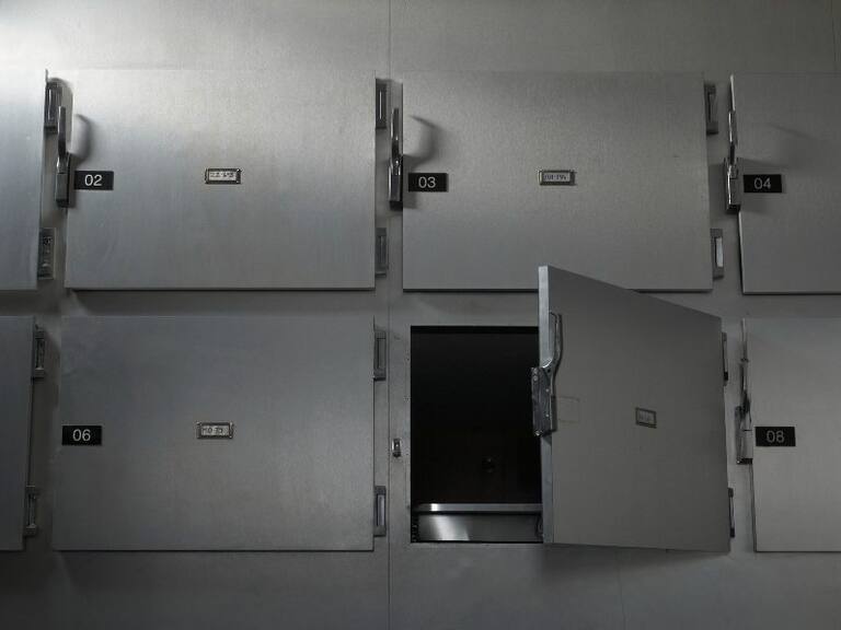 Negligencia médica: hombre fue declarado muerto por error, enviado a la morgue y falleció de hipotermia