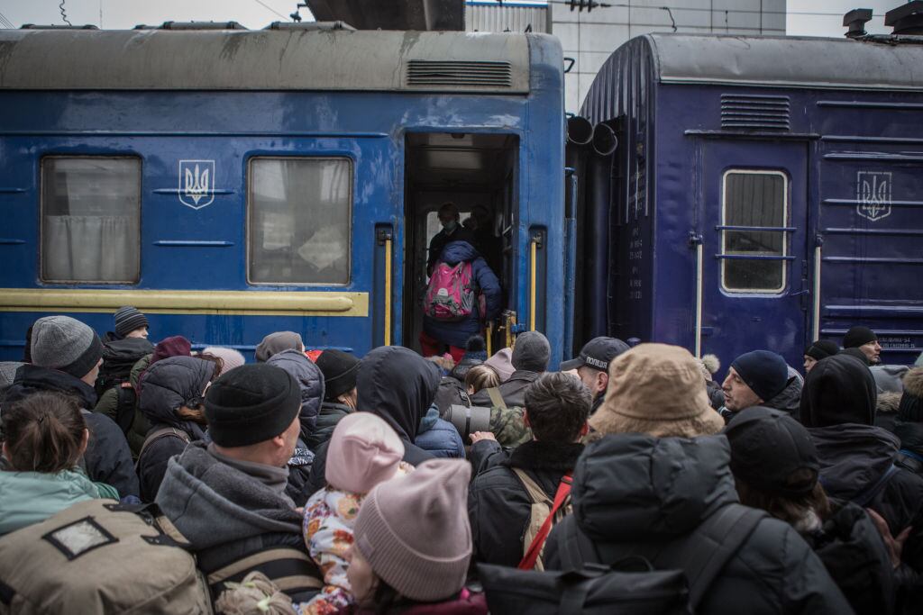 Personas esperan subir a un tren desde Dnipro hacia Lviv en Ucrania