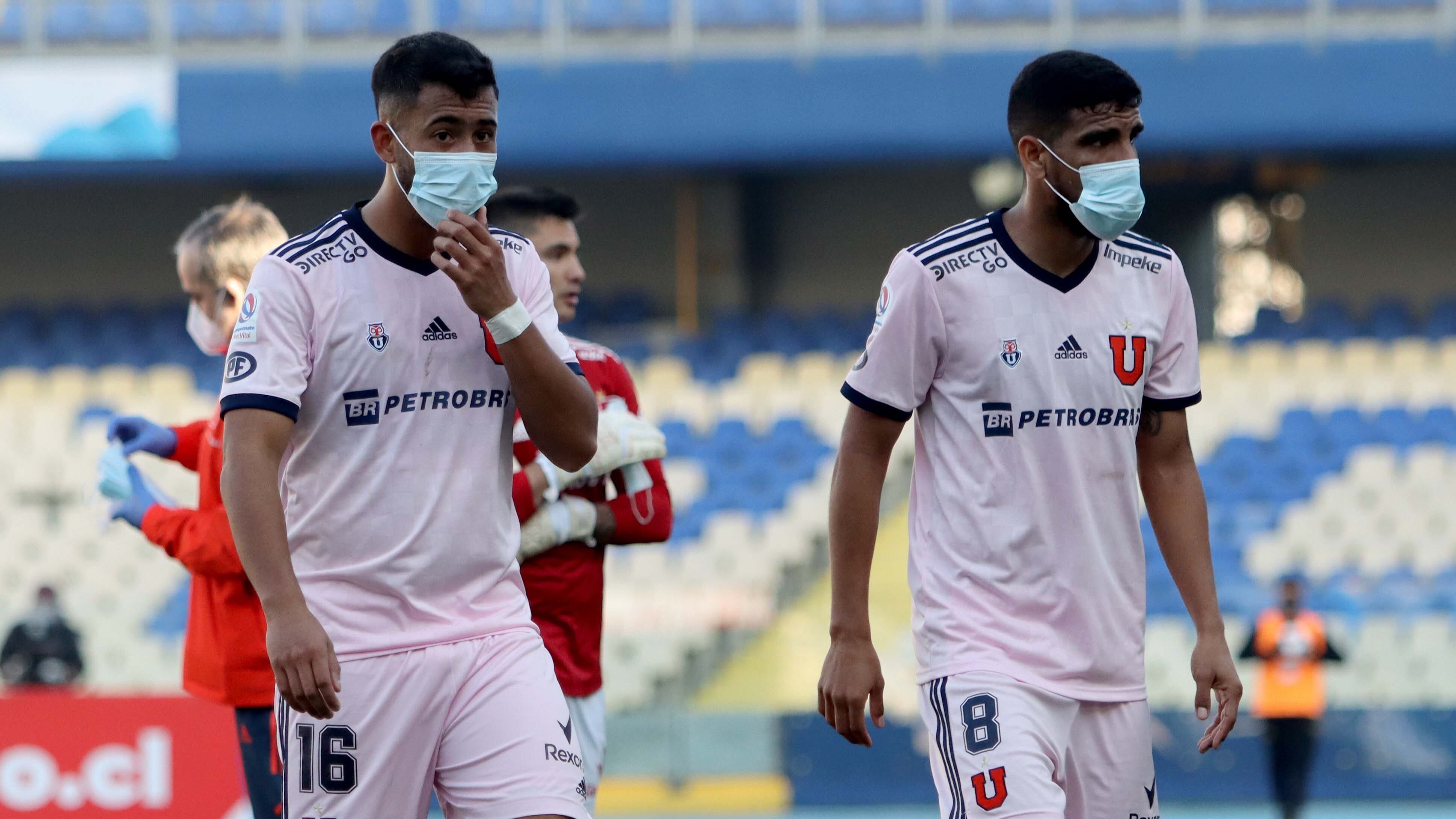 04 de Julio de 2021/CONCEPCION
Jugadores de Universidad de Chile se retiran del campo de juego, durante el partido válido por los octavos de finales de la Copa Chile 2021, entre Fernández Vial vs Universidad de Chile, disputado en el Estadio Ester Roa Rebolledo.
FOTO: DANIEL PINO/AGENCIAUNO