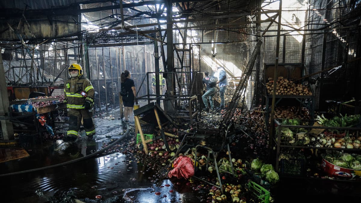 Vendedores de la Vega Central denuncian trabajar sin medidas de seguridad suficientes tras incendio que dañó 70 locales