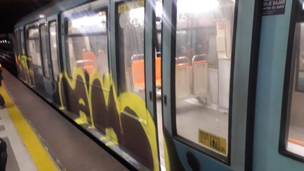 Rayaron vagón del Metro