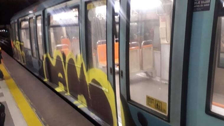 Rayaron vagón del Metro