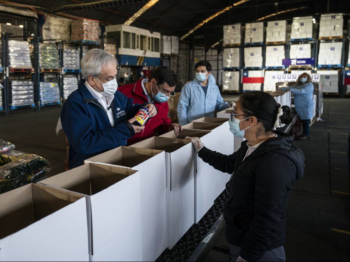 Presidente Piñera visitó centro de acopio de productos, previo al inicio de reparto en RM
