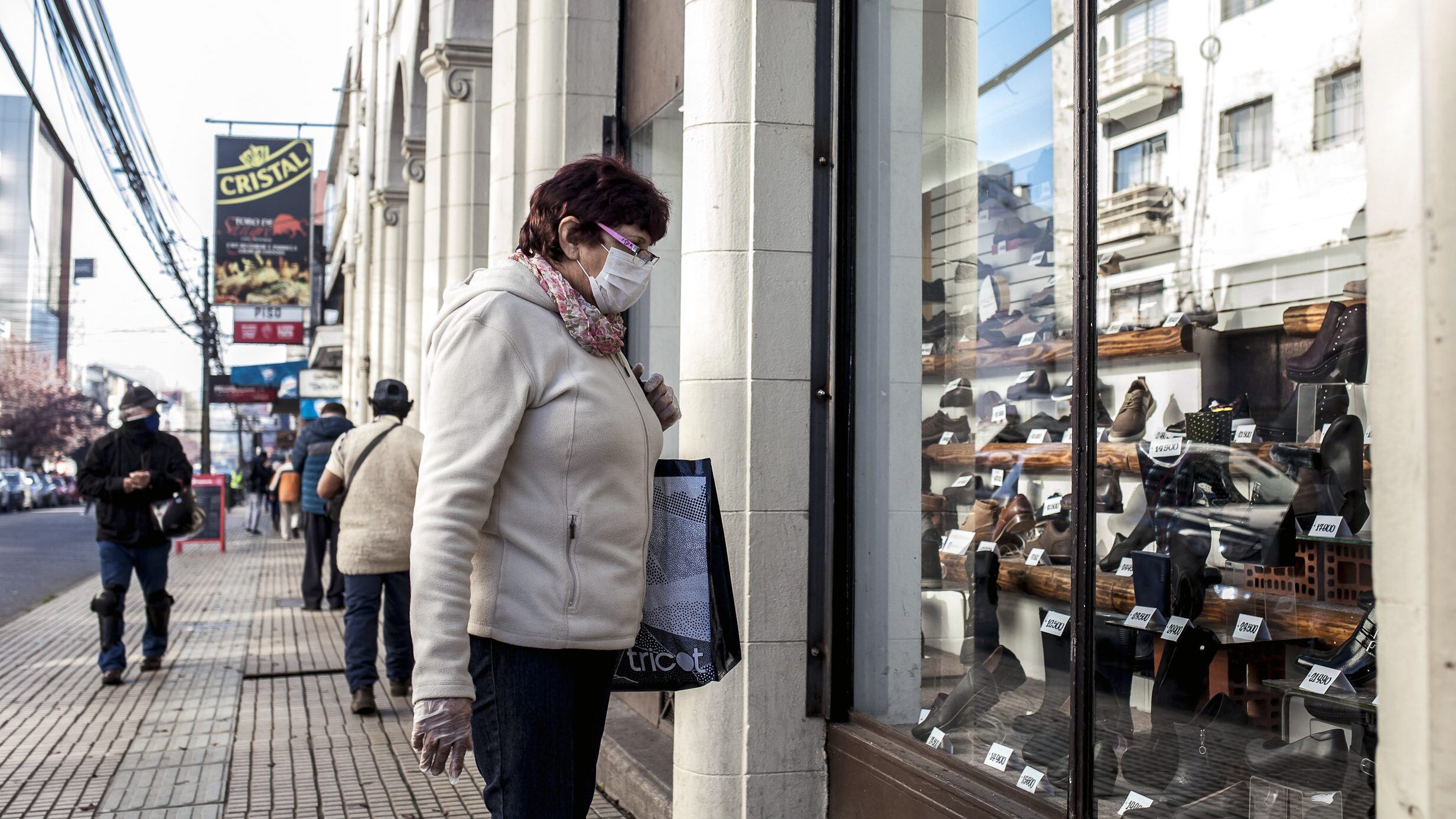 25 MAYO 2020/OSORNO.- Una mujer con mascarilla observa la vitrina de una tienda de zapatos, durante la emergencia sanitaria que ha provocado el coronavirus pandemia Covid-19.-
FOTO: AGENCIAUNO.