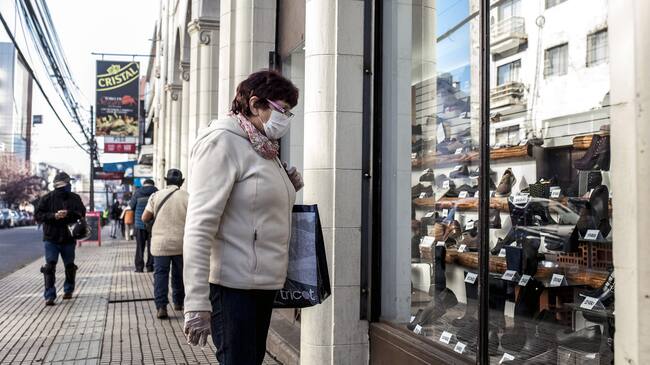 25 MAYO 2020/OSORNO.- Una mujer con mascarilla observa la vitrina de una tienda de zapatos, durante la emergencia sanitaria que ha provocado el coronavirus pandemia Covid-19.-
FOTO: AGENCIAUNO.