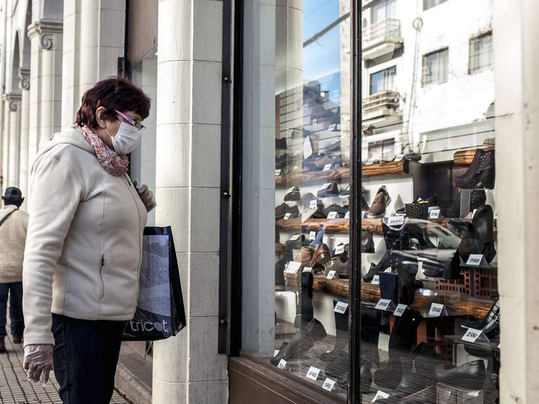 25 MAYO 2020/OSORNO.- Una mujer con mascarilla observa la vitrina de una tienda de zapatos, durante la emergencia sanitaria que ha provocado el coronavirus pandemia Covid-19.-
FOTO: AGENCIAUNO.