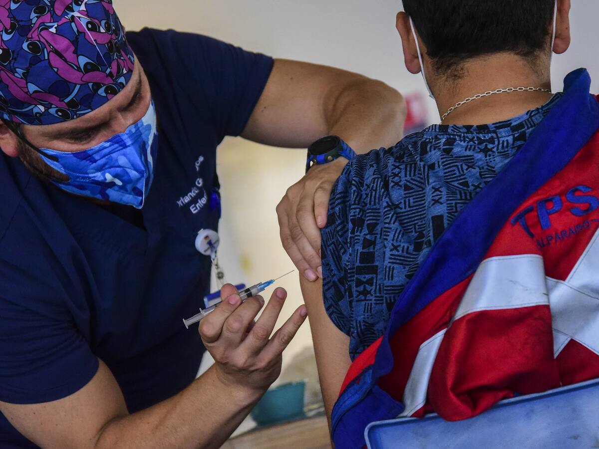 Ministerio de Salud: Más de 3,7 millones de personas se han vacunado contra el coronavirus en Chile