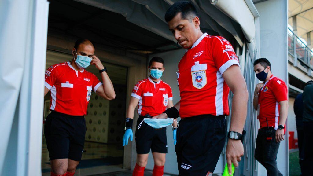 15 DE OCTUBRE DE 2020/SANTIAGOArbitros del partido cumpliendo con los protocolos COVID, durante el partido valido por la fecha 15 del Campeonato Nacional AFP PlanVital 2020, entre Audax Italiano y OÕhiggins, disputado en el Estadio Bicentenario de La Florida.
FOTO: SEBASTIAN ORIA/AGENCIAUNO