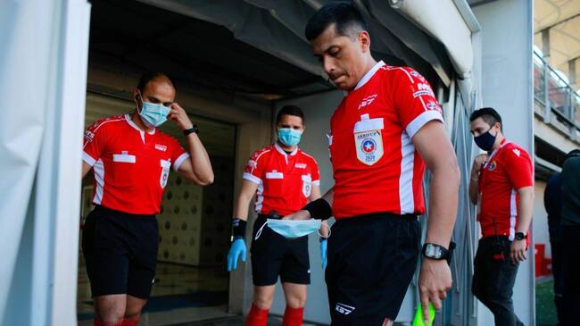 15 DE OCTUBRE DE 2020/SANTIAGOArbitros del partido cumpliendo con los protocolos COVID, durante el partido valido por la fecha 15 del Campeonato Nacional AFP PlanVital 2020, entre Audax Italiano y OÕhiggins, disputado en el Estadio Bicentenario de La Florida.
FOTO: SEBASTIAN ORIA/AGENCIAUNO