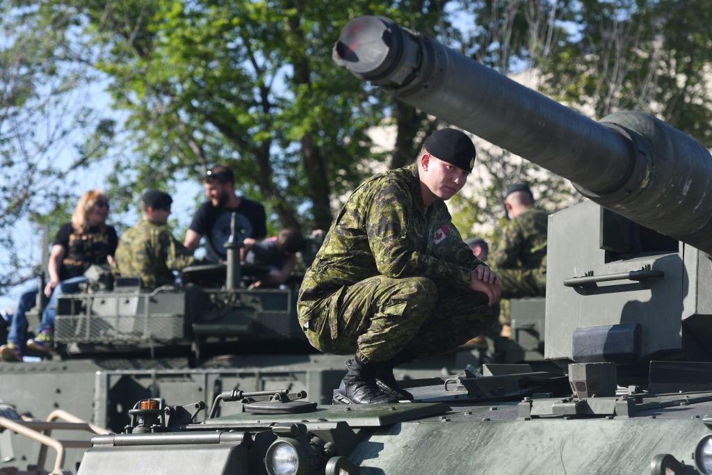 Un militar del ejército de Canadá sobre un tanque Leopard II en un festival en Edmonton