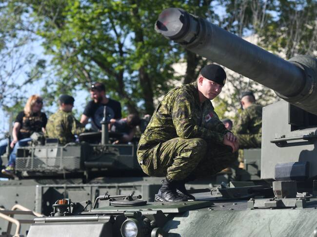 Un militar del ejército de Canadá sobre un tanque Leopard II en un festival en Edmonton