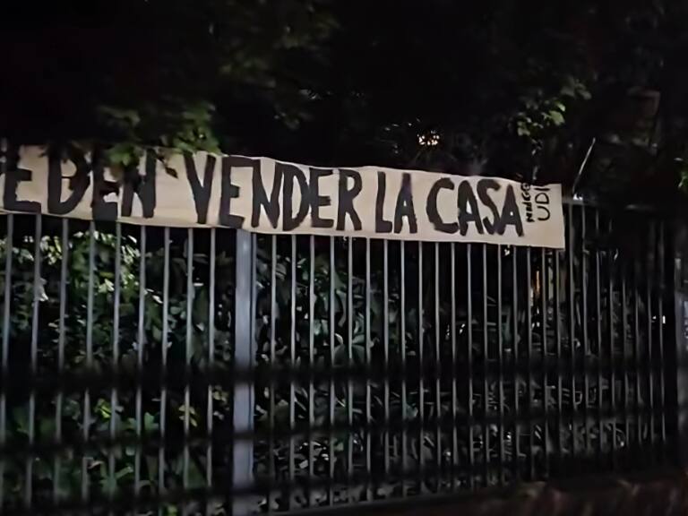 “Ahora sí pueden vender la casa”: Juventud UDI cuelga lienzo en casa de Salvador Allende tras destitución de Isabel Allende por el TC