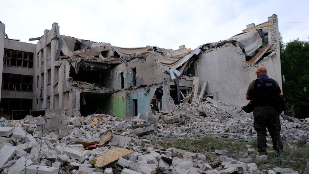 Hombres observa la destrucción que deja la guerra en Chuhuiv